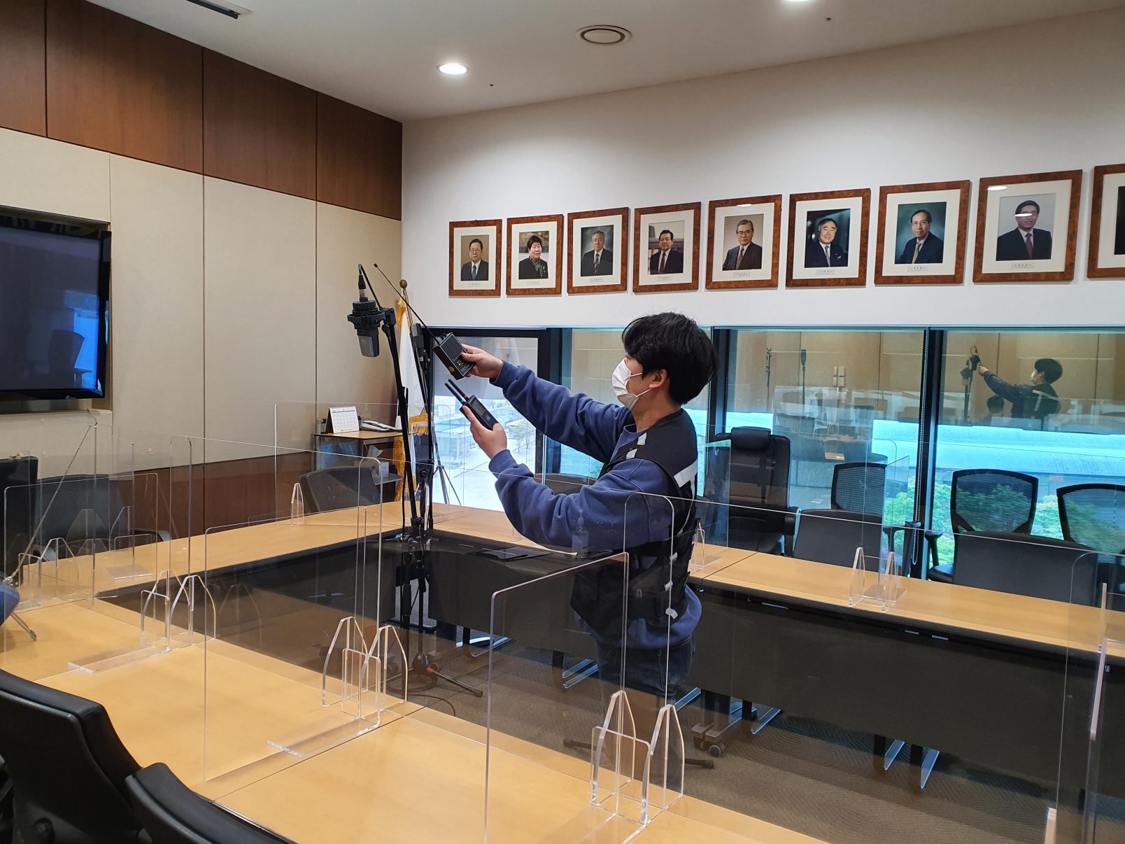 본사 대회의실 전원 콘센트 매립형 220V 상시 전원 무선 도청기 적발