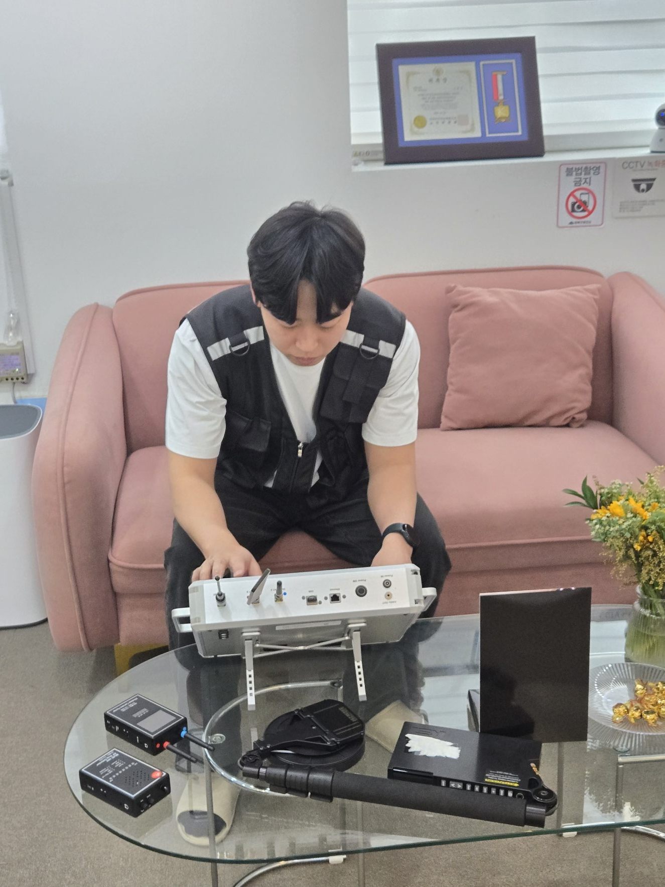 호텔 객실 벽걸이 TV 셋톱박스 하단 핀홀 렌즈