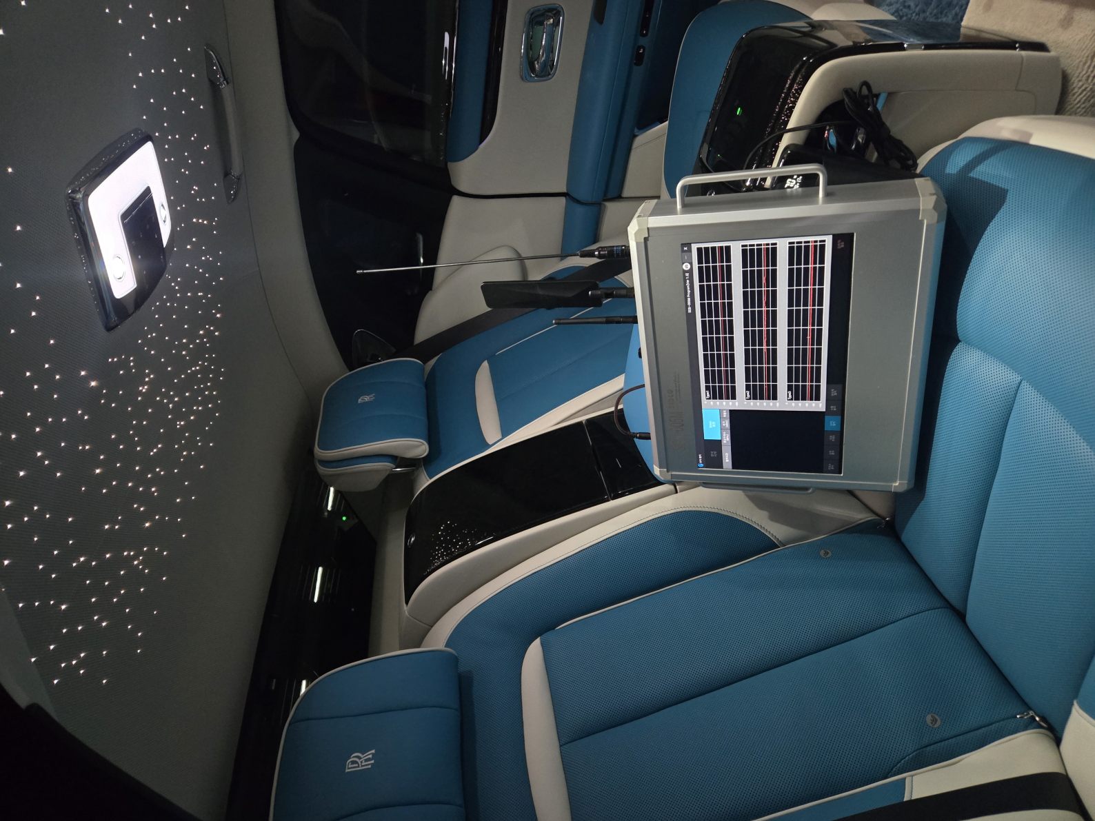 SUV 루프랙(지붕 레일) 엔드캡 플라스틱 하우징 내부 은닉